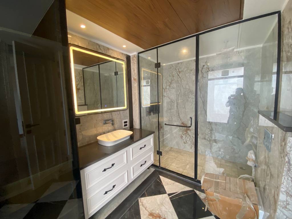  luxury floors Bathroom