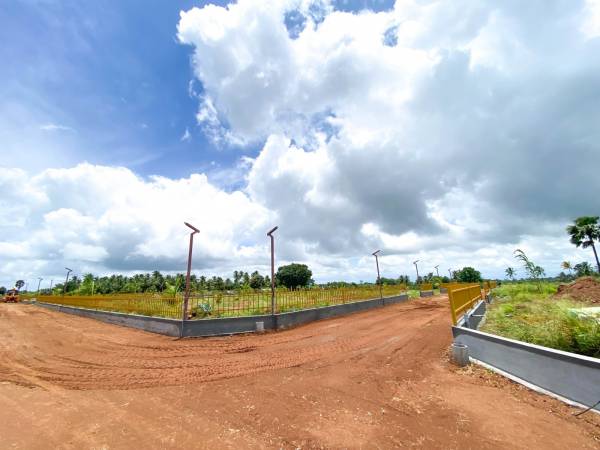  pazhamudhir-thottam Plot