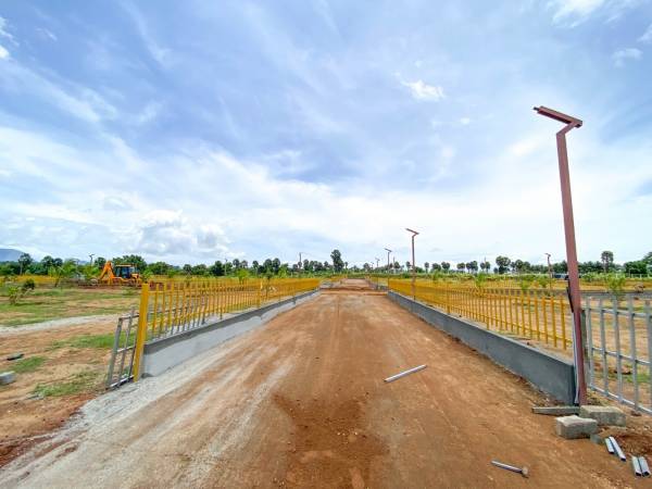  pazhamudhir-thottam Plot