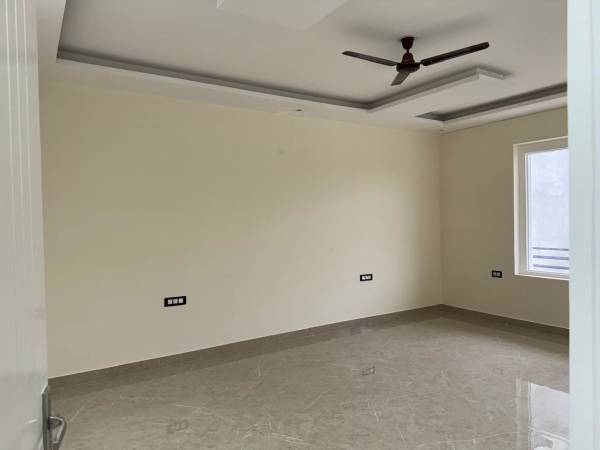 Bedroom luxury-builder-floor Bedroom