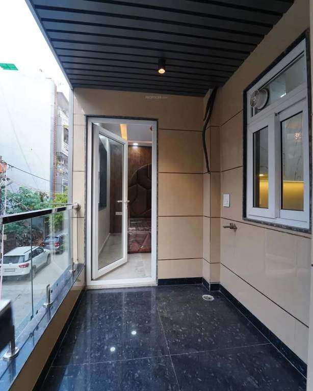  metro walk apartment Balcony