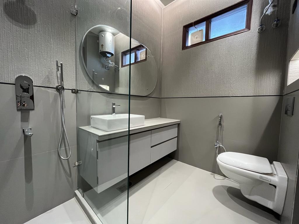 realty luxury homes Bathroom