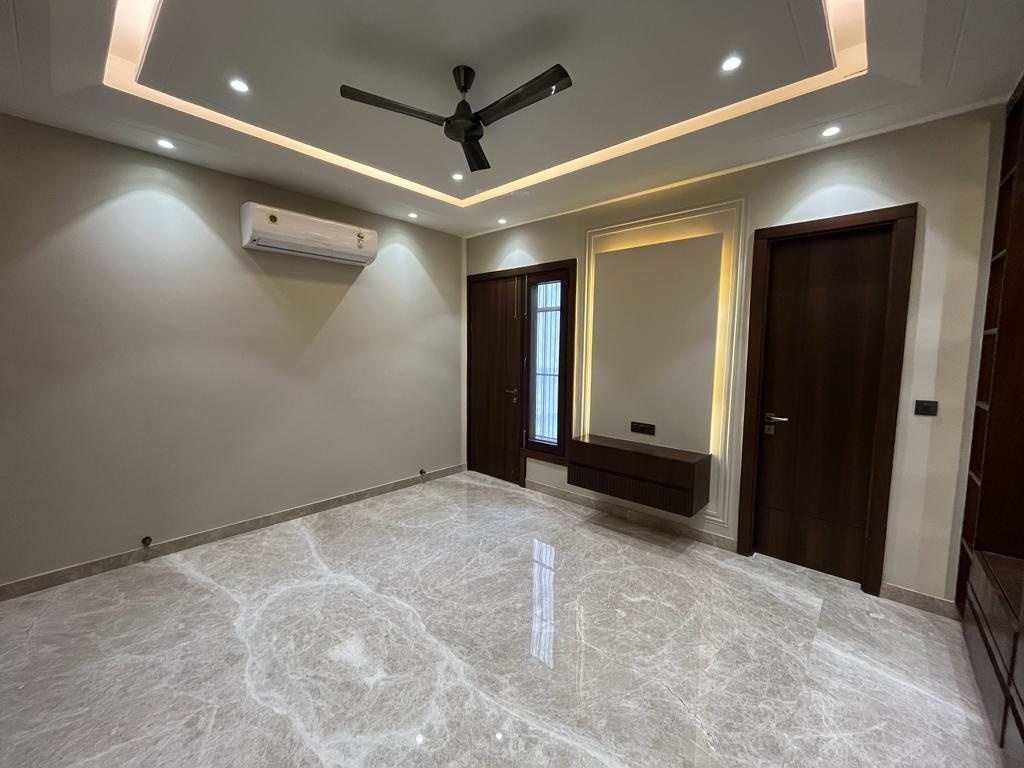 realty luxury homes Bedroom