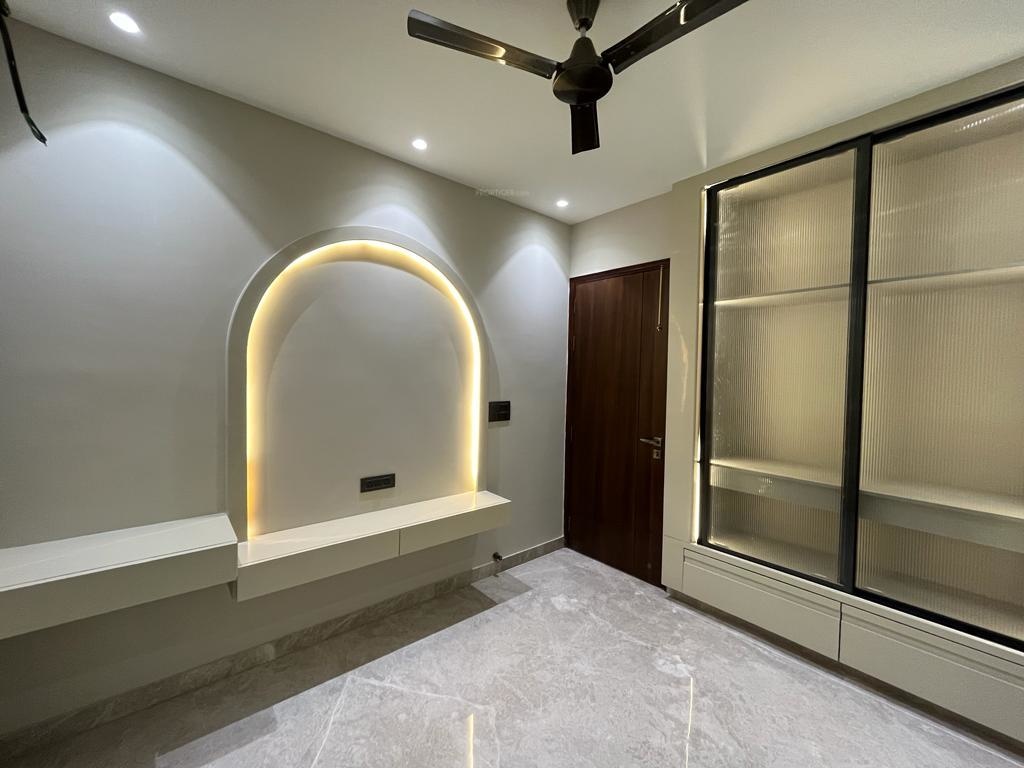 realty luxury homes Bedroom