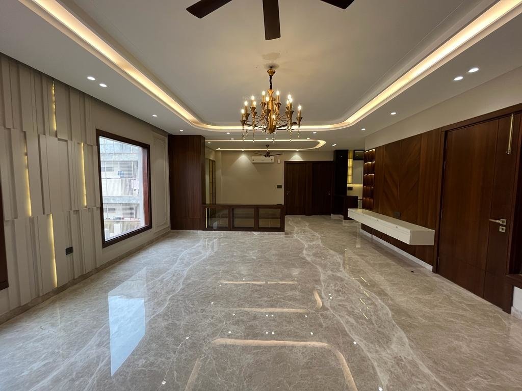 realty luxury homes Bedroom