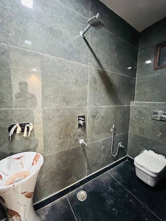 builders floors Bathroom
