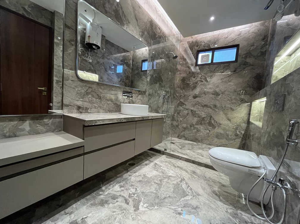 realty luxury homes Bathroom