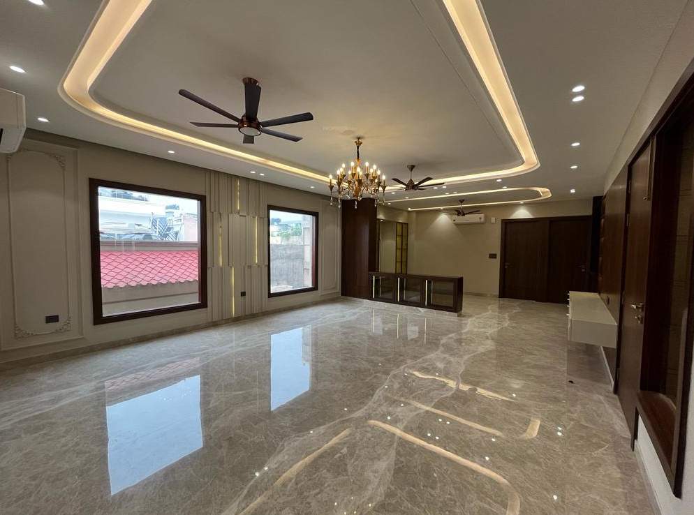 realty luxury homes Living Area