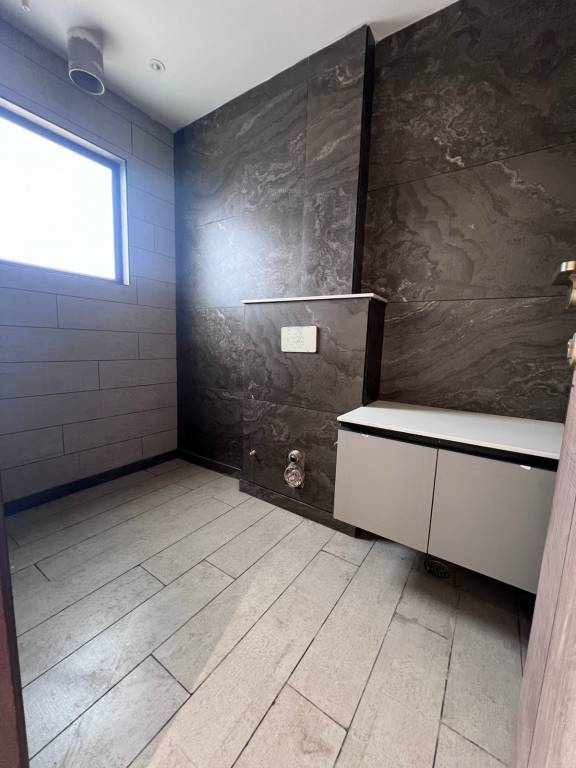  ggr floor 21 Bathroom