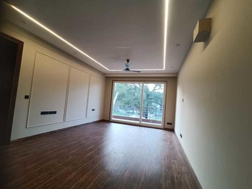  luxury-floor-8 Living Area