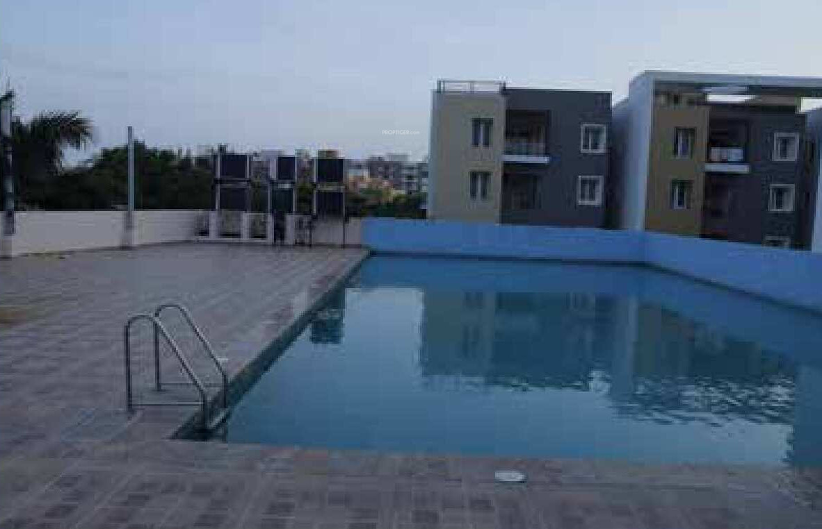 the summit Swimming Pool