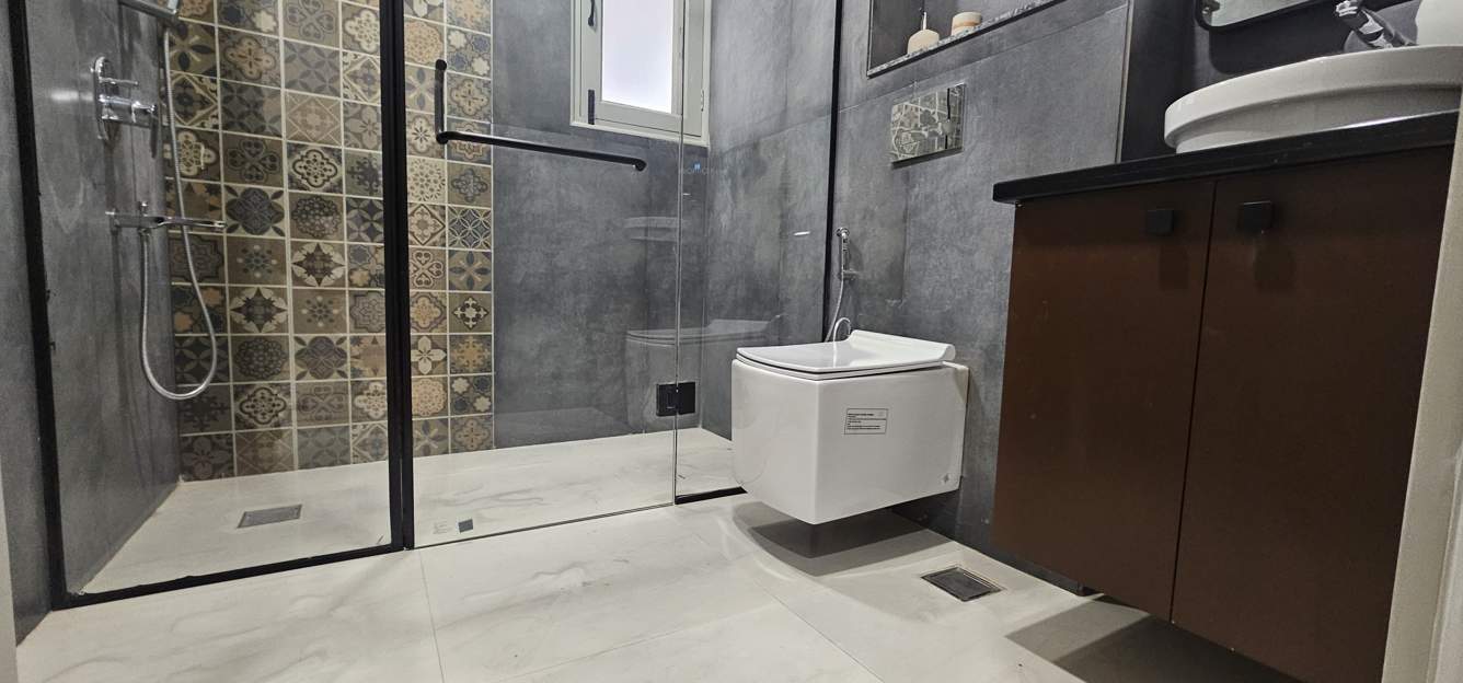 homes ultra luxury floors Bathroom