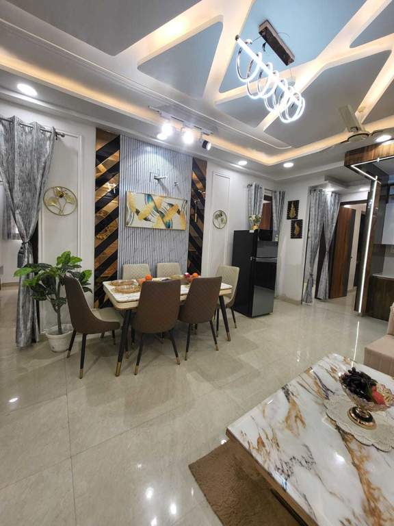  the precious floors Dining Area