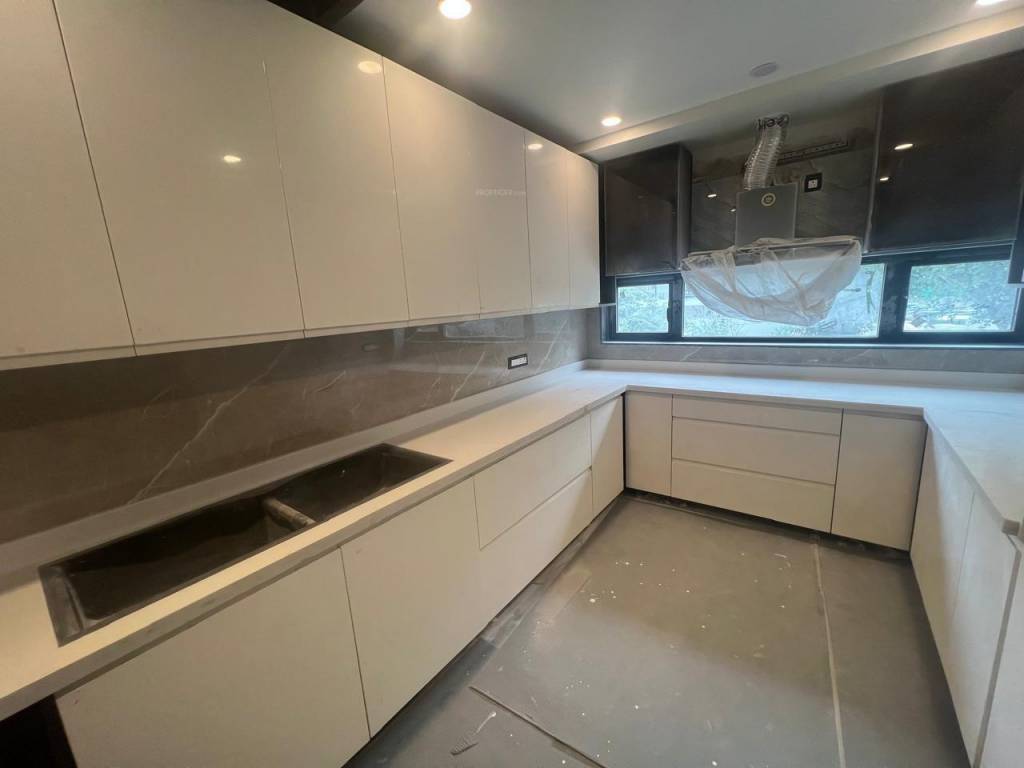  realty floors Kitchen