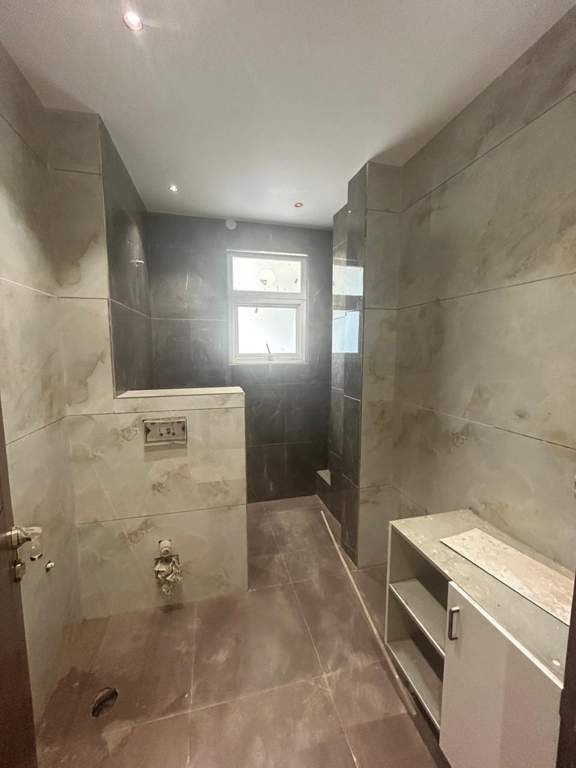  luxuries floors Bathroom