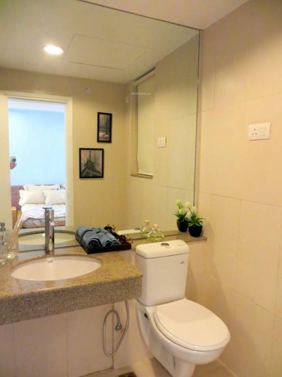 106 golf avenue Bathroom