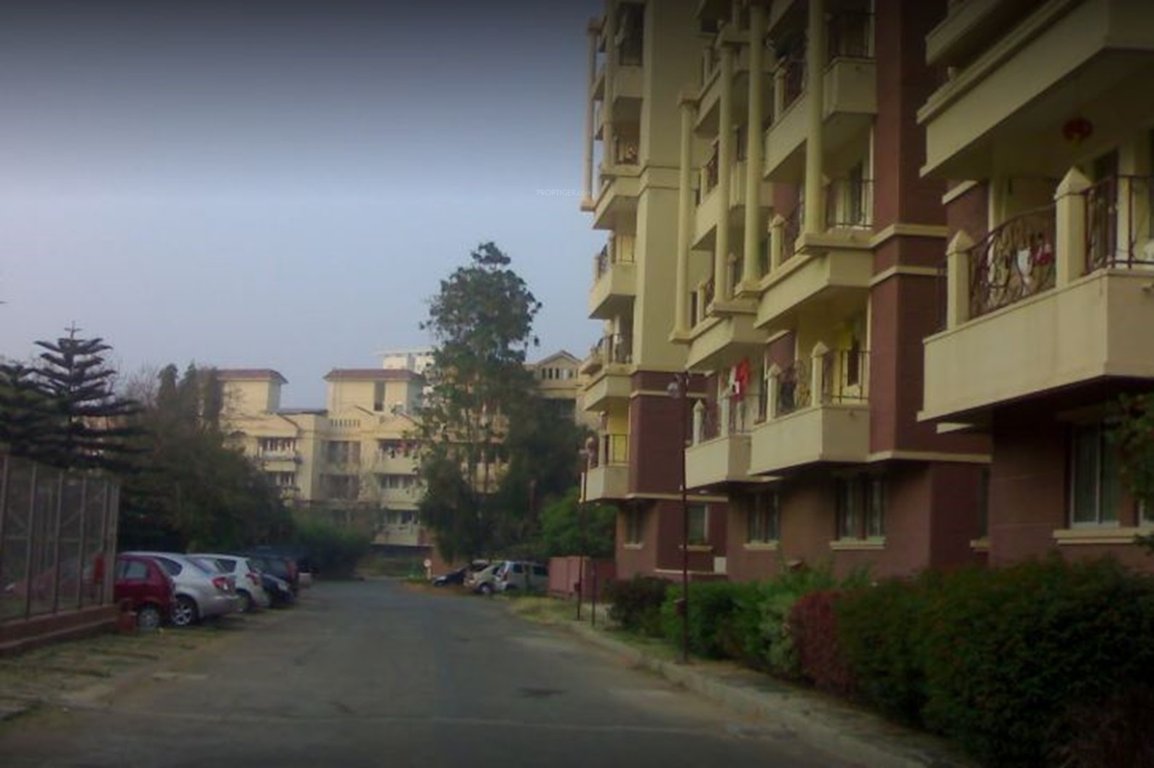  heritage estate Paved Compound