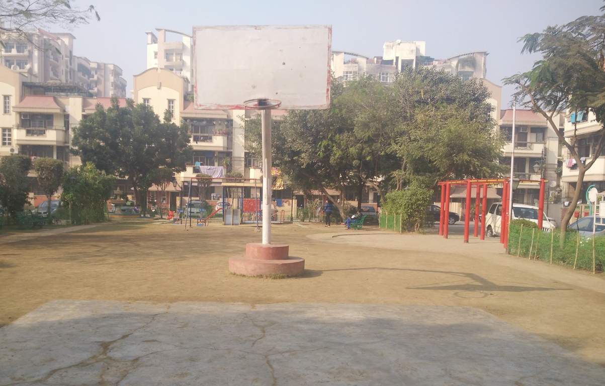 greens apartment Basketball Court