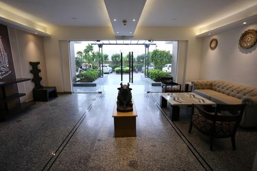  tulip-ivory Entrance Lobby