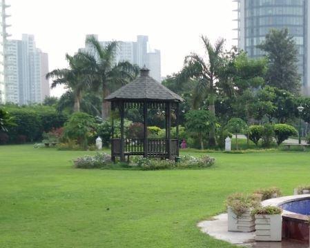  crescent-court Landscaped Gardens