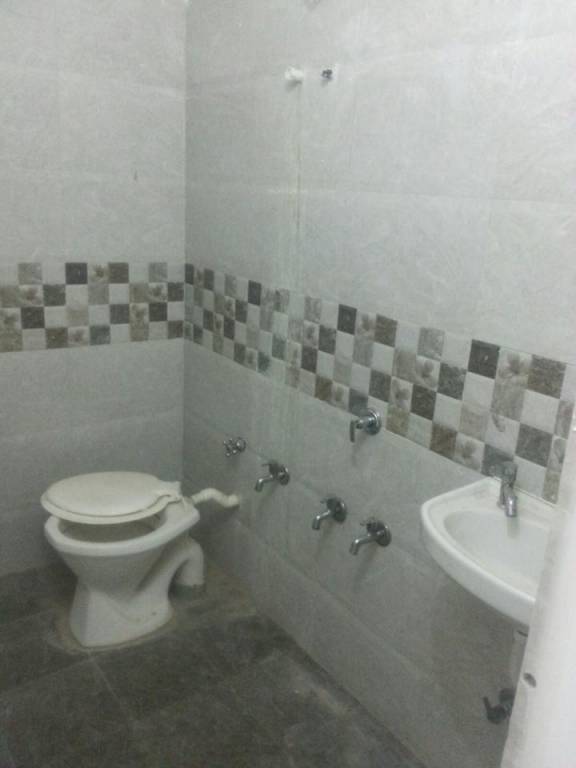  chevron plaza Bathroom