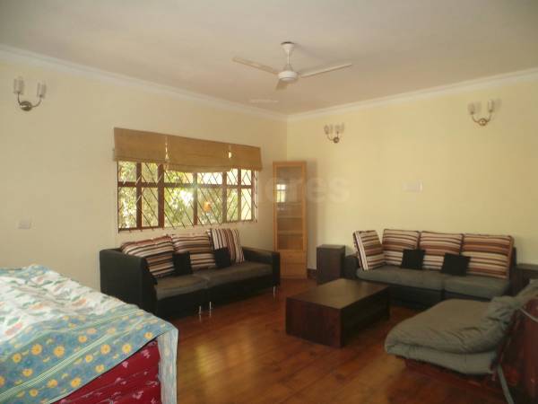  dorchester Living Area