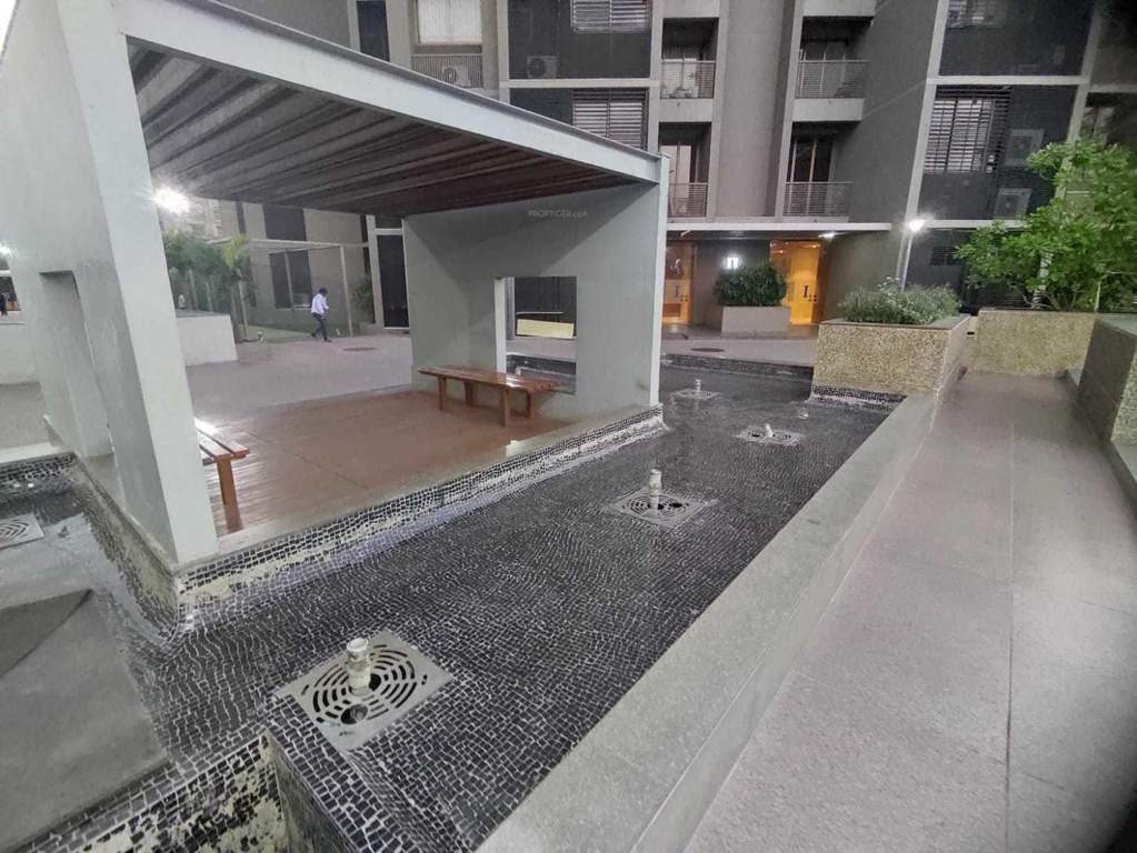  richmond grand Fountains