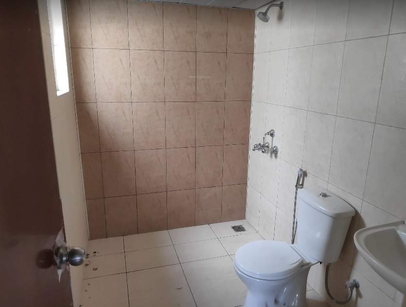  royale gardens Bathroom