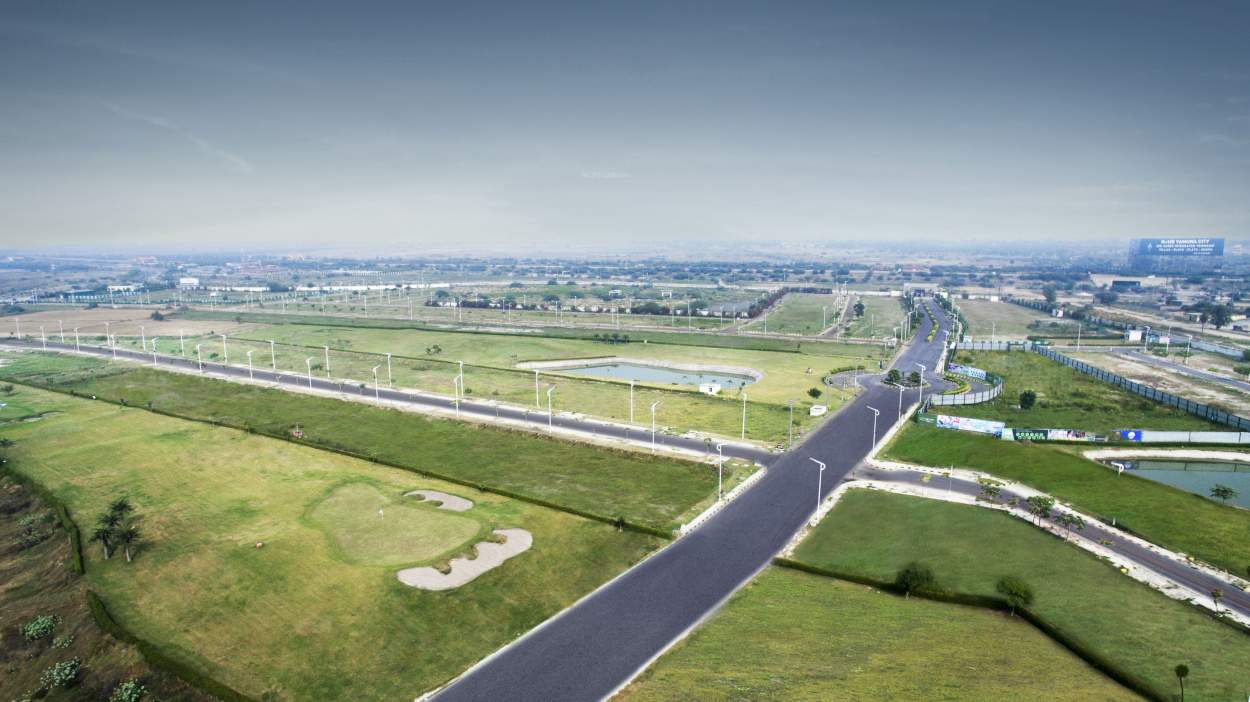  greenbay golf village Plot