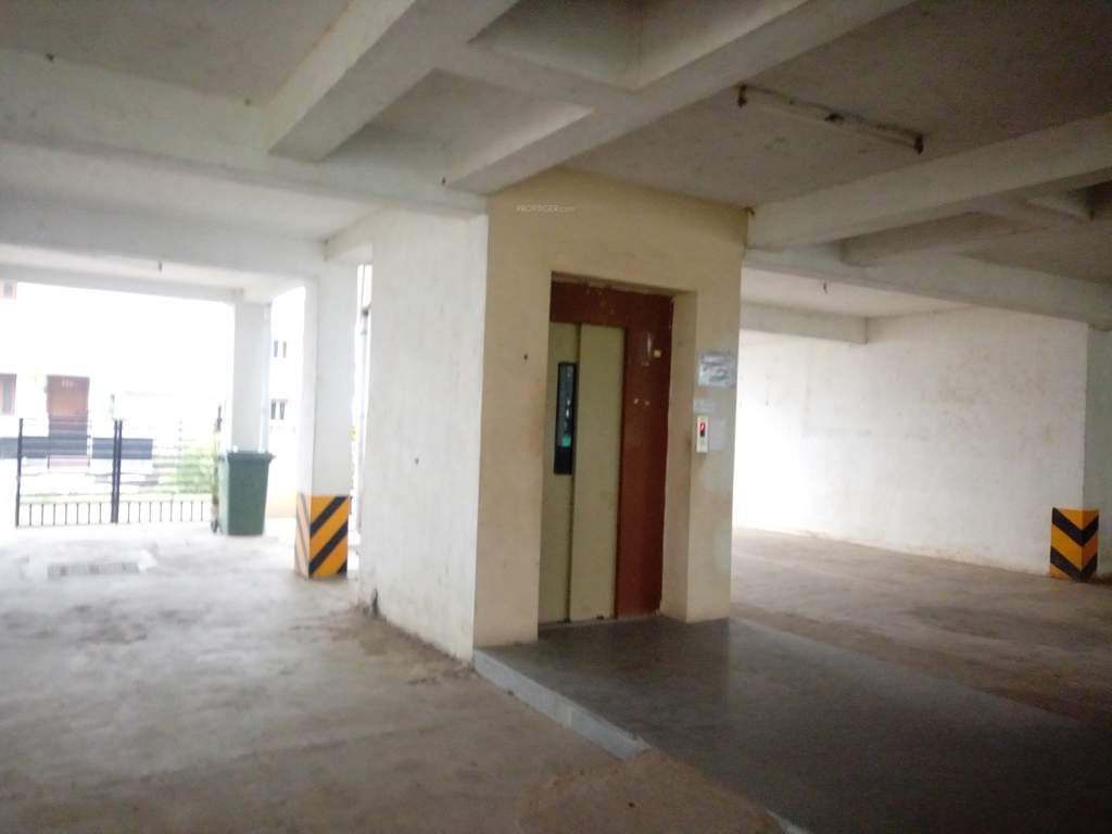 breeze avenue Lift Available