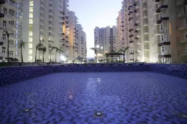  aura Swimming Pool