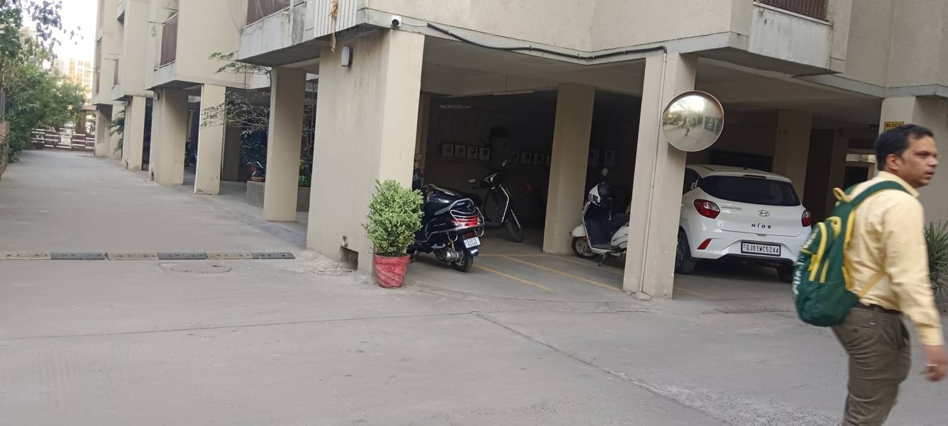  sonnet Closed Car Parking