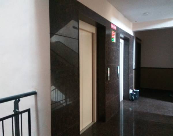 Lift Available lake-view Lift Available