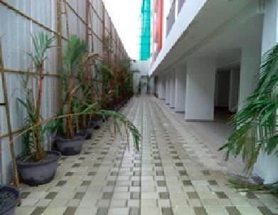  4-pillars Paved Compound