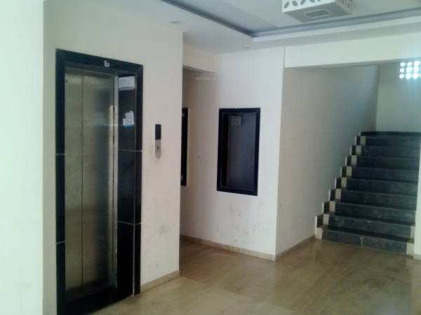  palace Lift Available