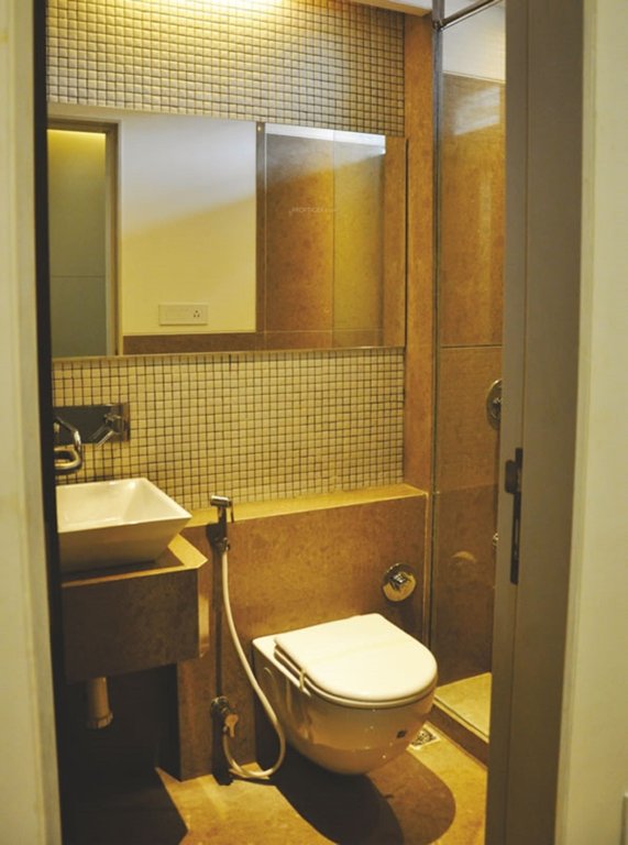 valencia courtyard Bathroom