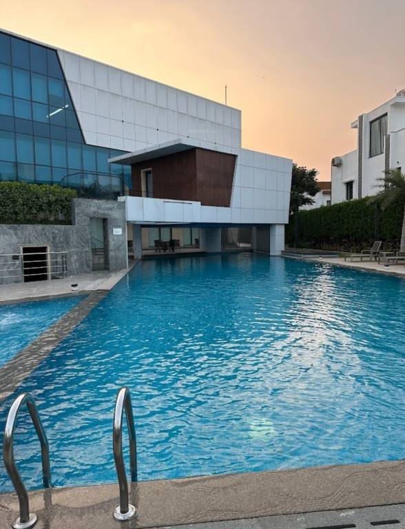  meadows Swimming Pool