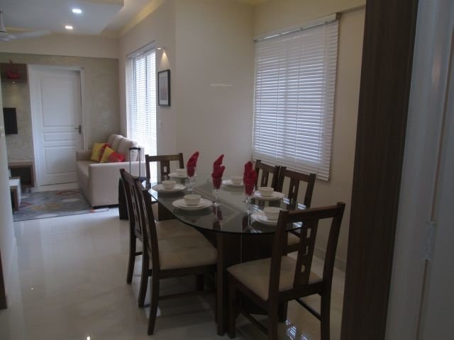 leo 3 Dining Area