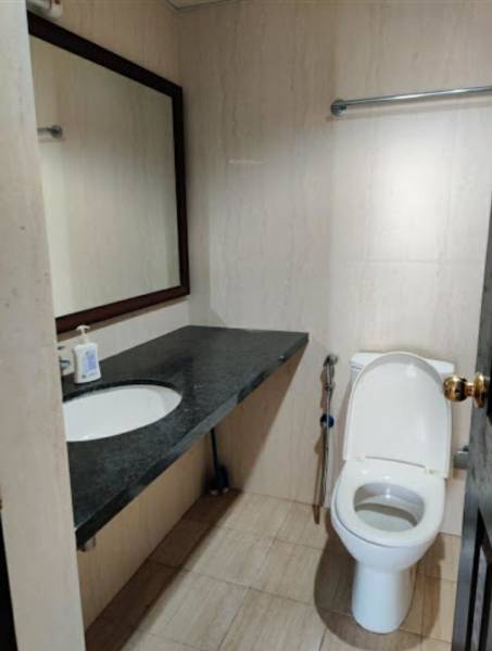  palm-retreat-daffodils Bathroom