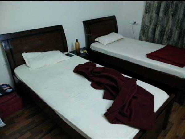  palm-retreat-daffodils Bedroom