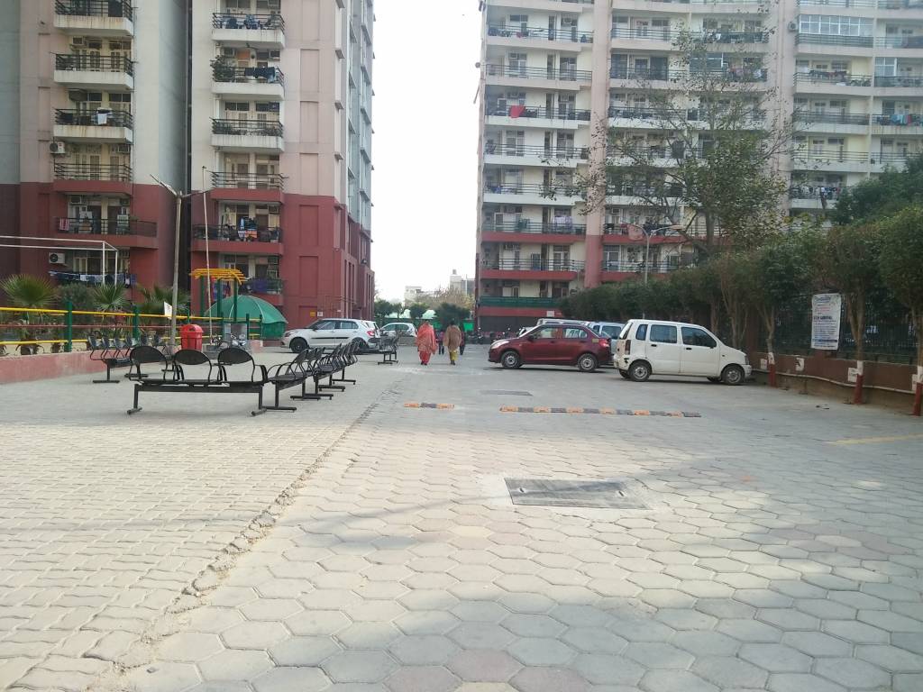 homes elegante Paved Compound