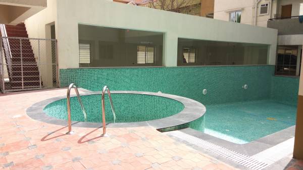  luxuria Swimming Pool