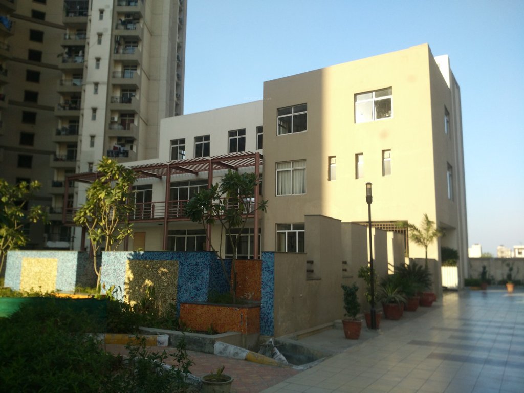  le residency Club House