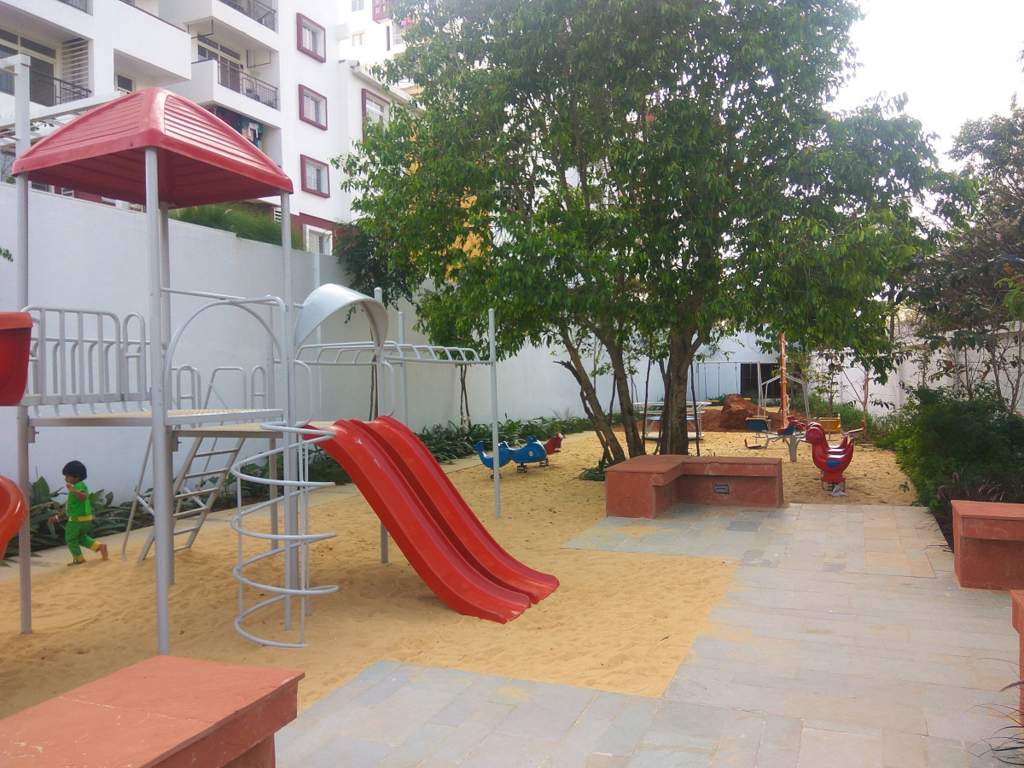 elena 5 Children's play area