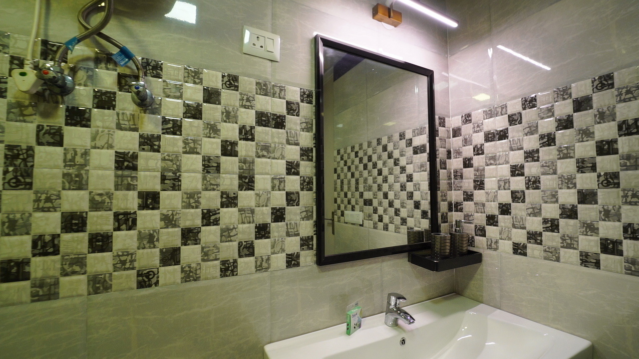 gold avenue Bathroom