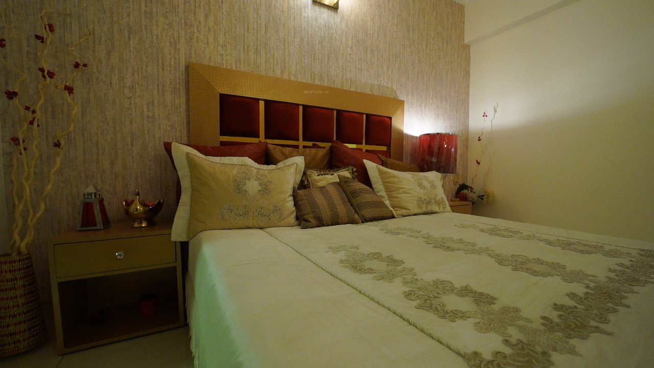 gold avenue Bedroom