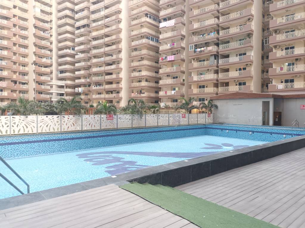 Gaur City 7th Avenue