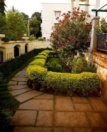  oakyard apartment Manicured Garden