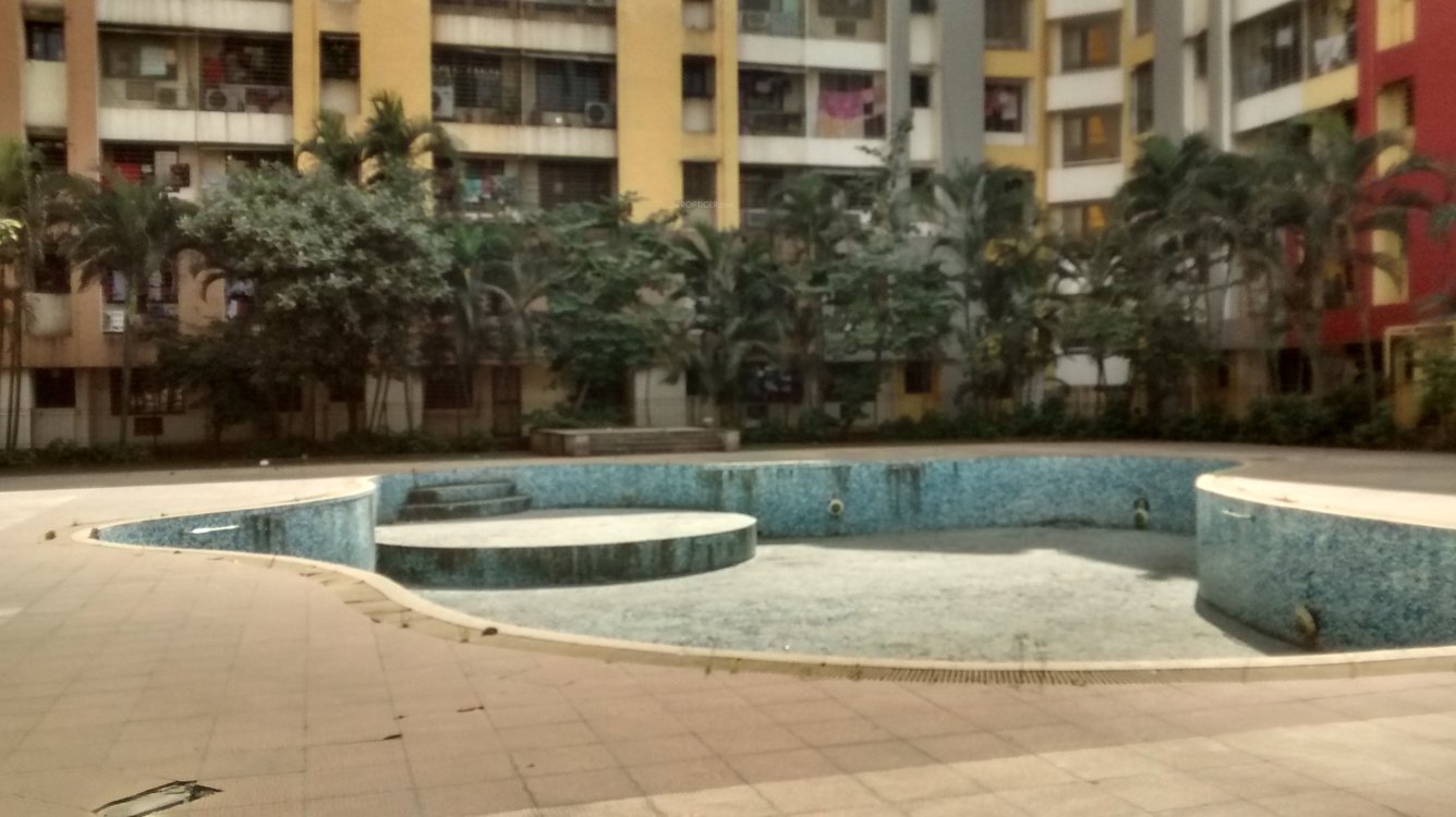  estate Swimming Pool
