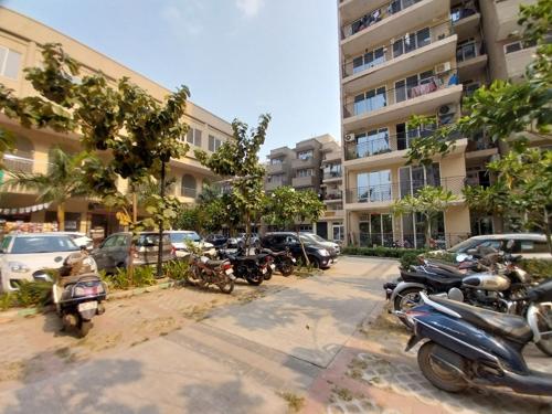  grand-iva Car Parking